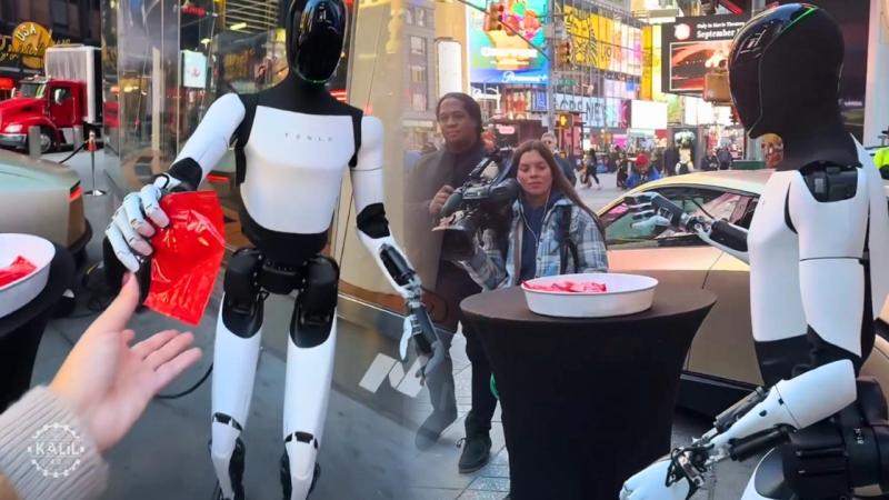 Хммм… а що це було? Робот Optimus впав на закритій вечірці, але зробив це дуже дивно