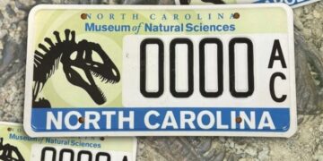 У США почали видавати номери авто зі скелетом динозавра (ФОТО)