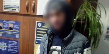 У Старокостянтинові чоловік викрав телефон під час застілля з перехожим