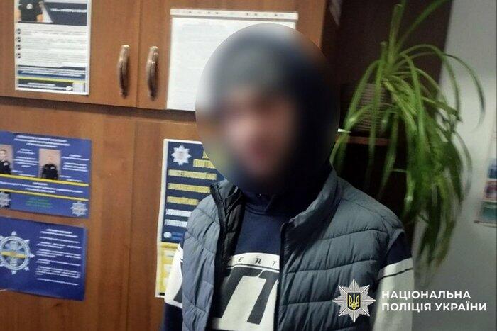 У Старокостянтинові чоловік викрав телефон під час застілля з перехожим