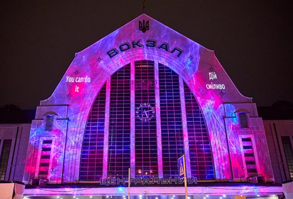 Центральний вокзал столиці засяяв барвами артінсталяції, яку створив відомий дніпровський мітець