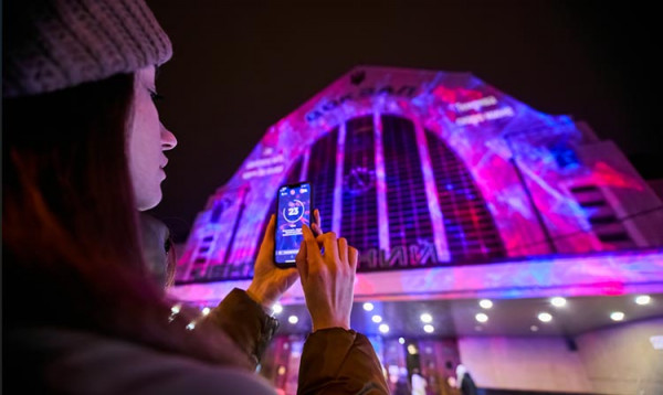 Центральний вокзал столиці засяяв барвами артінсталяції, яку створив відомий дніпровський мітець