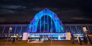 Центральний вокзал столиці засяяв барвами артінсталяції, яку створив відомий дніпровський мітець