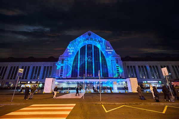 Центральний вокзал столиці засяяв барвами артінсталяції, яку створив відомий дніпровський мітець