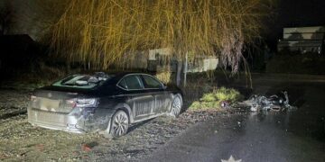 У Красилові 17-річний мотоцикліст врізався в припарковане авто