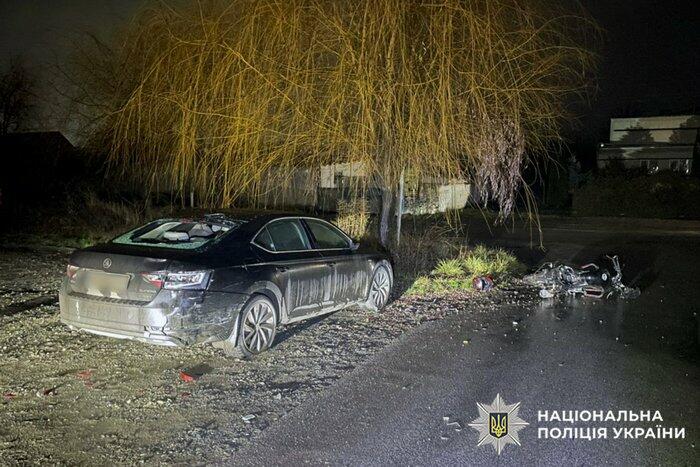 У Красилові 17-річний мотоцикліст врізався в припарковане авто