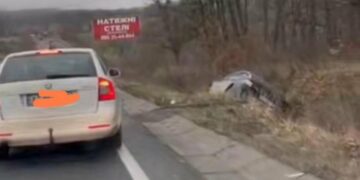 Серйозна аварія на Прикарпатті: один з автомобілів у кюветі (ФОТО)