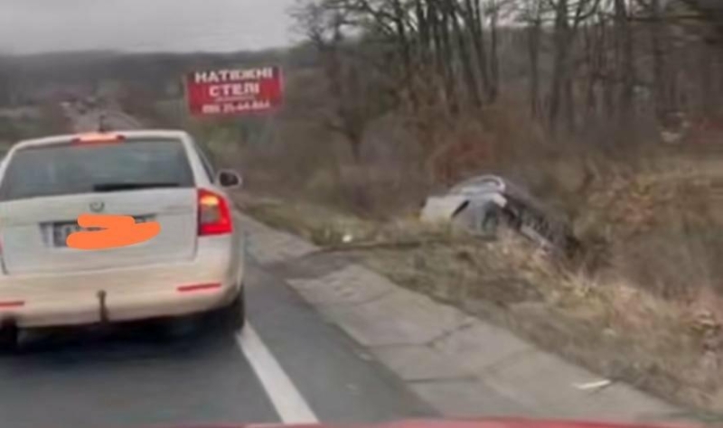 Серйозна аварія на Прикарпатті: один з автомобілів у кюветі (ФОТО)