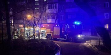 У Запоріжжі з палаючої багатоповерхівки врятували п’ятьох людей: серед них дитина