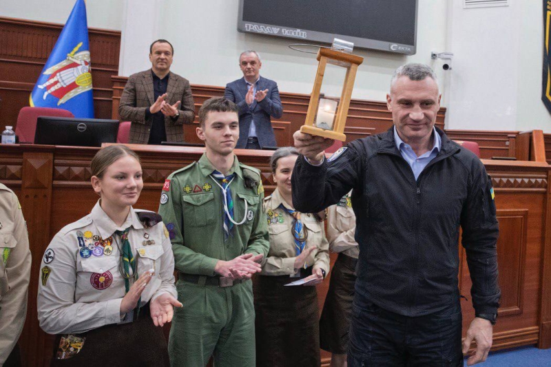 Пластуни принесли Вифлеємський вогонь миру у Київраду (фото)