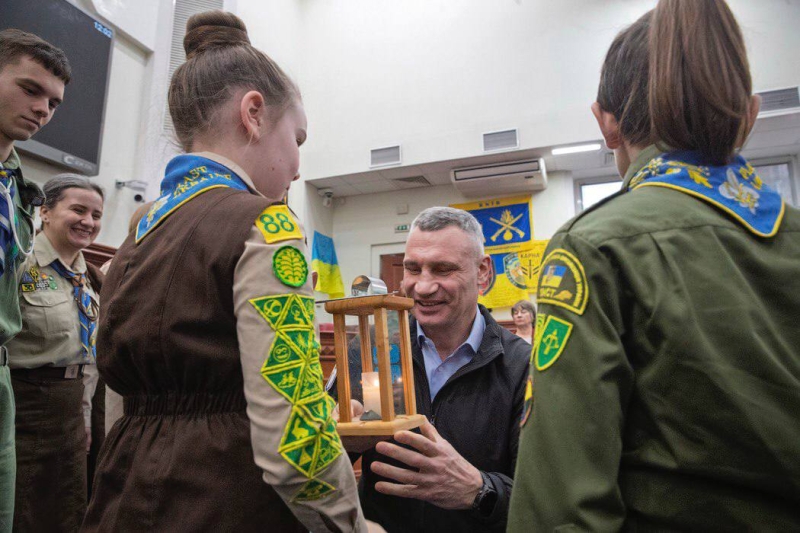 Пластуни принесли Вифлеємський вогонь миру у Київраду (фото)