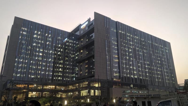 Amazon звільняє сотні працівників у Європі: під ударом програмісти