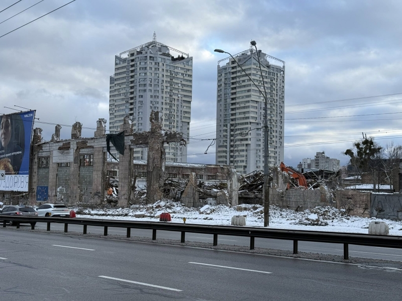 На Шулявці розпочато демонтаж історичного цеху заводу &laquo;Більшовик&raquo; (фото)