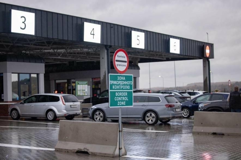 Колапс на кордоні з Польщею: черги до 20 годин і тисячі людей у пастці