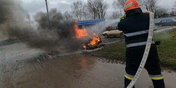 Горіла автівка і підвал: на Шепетівщині за день зафіксували дві пожежі