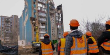 Зруйнований будинок на вул. Стуса розбирають: експерти підтвердили непридатність (ФОТО)