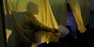 Голосування поштою чи сотні нових дільниць — чи біженці зможуть взяти участь у перших повоєнних виборах