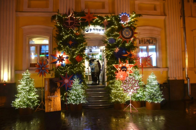 Яскраві ялинки й новорічні декорації: як центральна вулиця Полтави перевтілилася до зимових свят