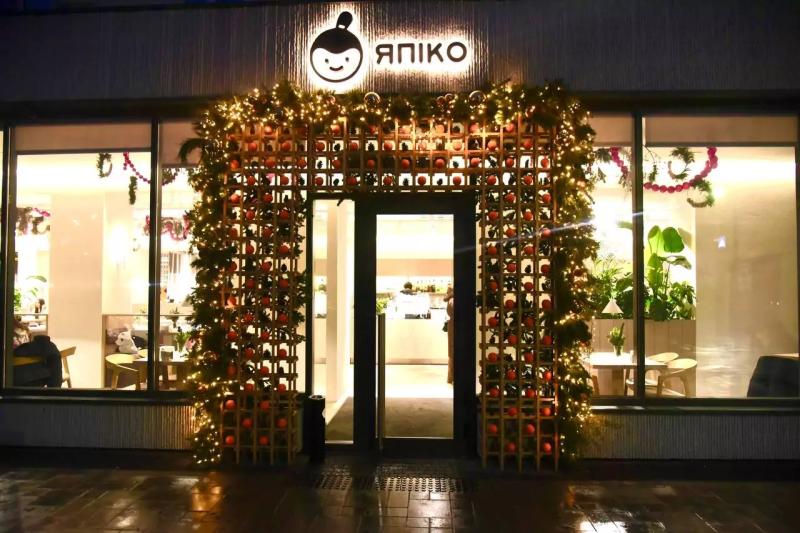 Яскраві ялинки й новорічні декорації: як центральна вулиця Полтави перевтілилася до зимових свят