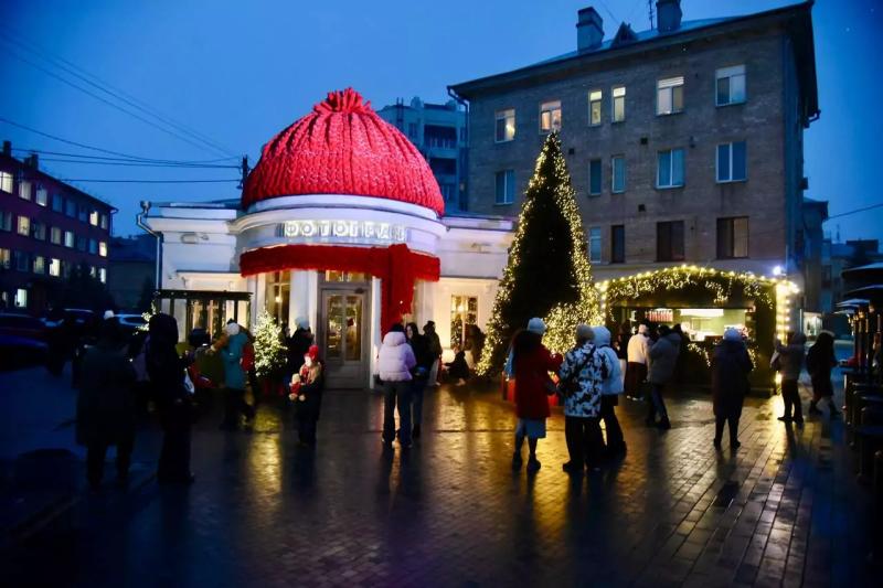 Яскраві ялинки й новорічні декорації: як центральна вулиця Полтави перевтілилася до зимових свят