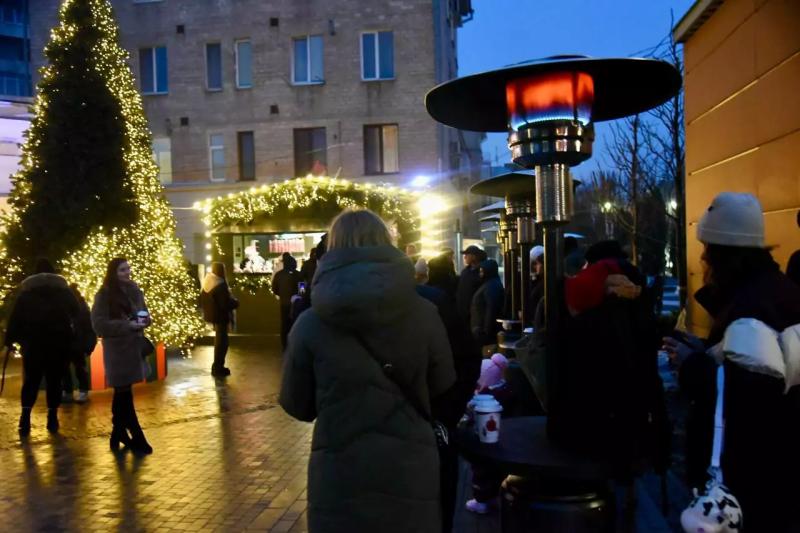 Яскраві ялинки й новорічні декорації: як центральна вулиця Полтави перевтілилася до зимових свят