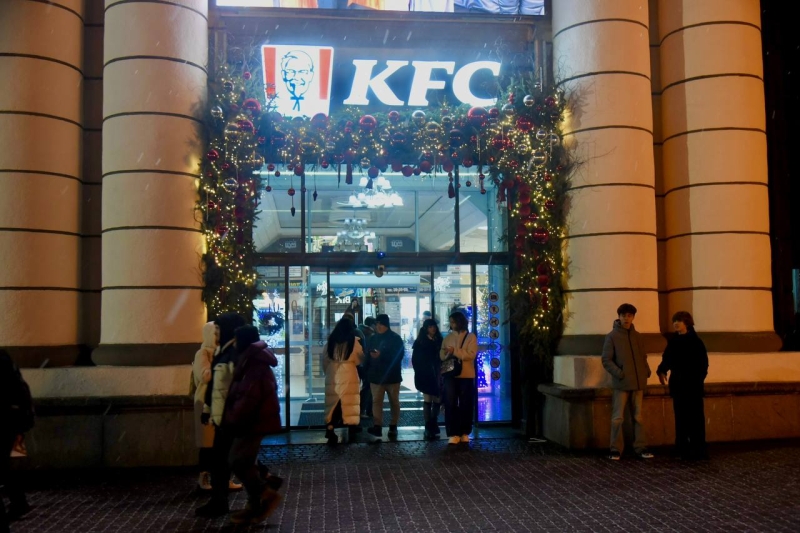 Яскраві ялинки й новорічні декорації: як центральна вулиця Полтави перевтілилася до зимових свят