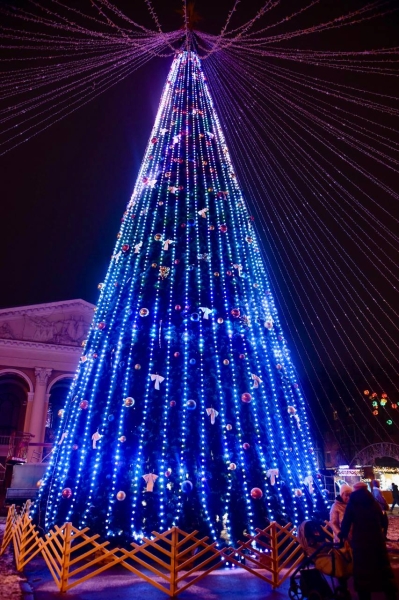 Яскраві ялинки й новорічні декорації: як центральна вулиця Полтави перевтілилася до зимових свят