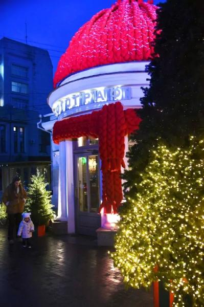 Яскраві ялинки й новорічні декорації: як центральна вулиця Полтави перевтілилася до зимових свят