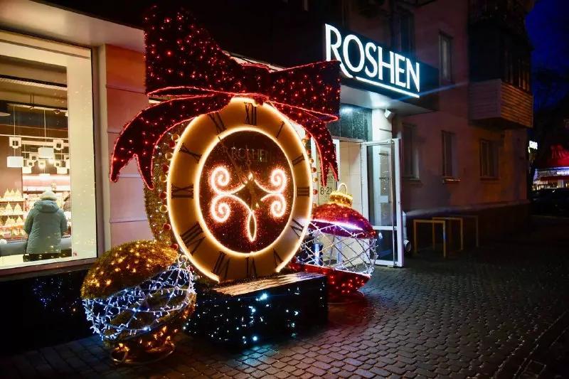 Яскраві ялинки й новорічні декорації: як центральна вулиця Полтави перевтілилася до зимових свят