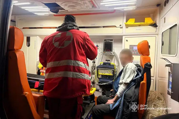 На Дніпропетровщині рятувальники деблокували водія з понівеченого авто в ДТП