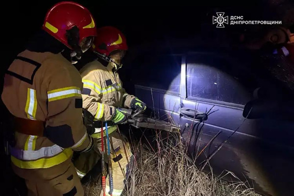 На Дніпропетровщині рятувальники деблокували водія з понівеченого авто в ДТП