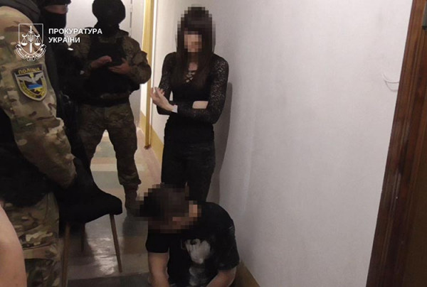 На лаві підсудних опинилося подружжя, яке впродовж багатьох років вчиняли дії сексуального характеру стосовно власної доньки