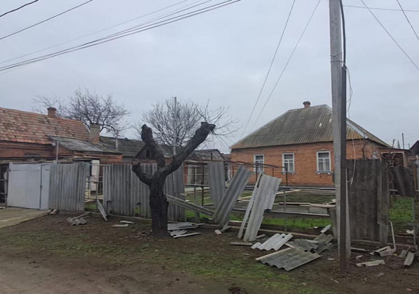 На Нікопольщині через ворожий обстріл постраждала жінка, побито багато будинків