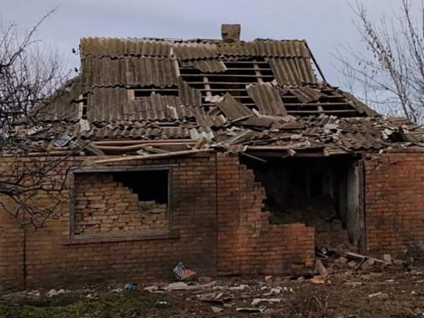 На Нікопольщині ворог побив багато будинків, АЗС та лінії електропередач