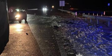 На трасі водійка Hyundai в’їхала в припарковане авто поліції під час оформлення іншої ДТП