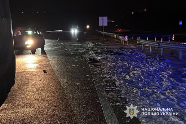 На трасі водійка Hyundai в&rsquo;їхала в припарковане авто поліції під час оформлення іншої ДТП