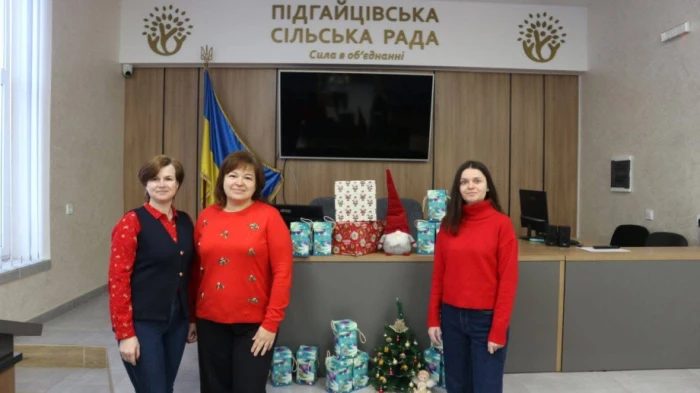 Підгайцівська громада передала понад тисячу солодких подарунків дітям пільгових категорій