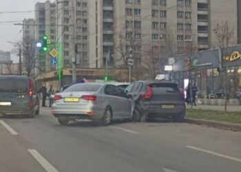 Подвійна ДТП у Дніпрі: затор та постраждалі