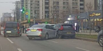 Подвійна ДТП у Дніпрі: затор та постраждалі