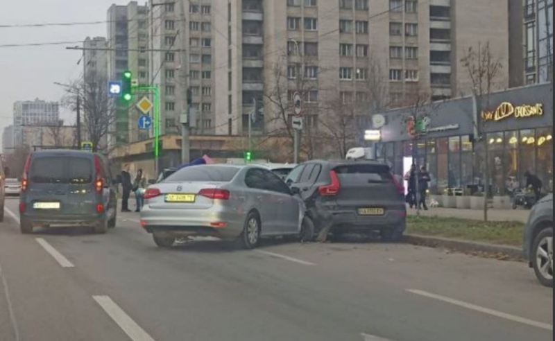 Подвійна ДТП у Дніпрі: затор та постраждалі