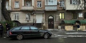 Погрожував ножем і вимагав ключі: у Миколаєві затримали підозрюваного в спробі заволодіння авто таксі, – ФОТО