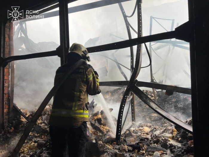 Працюють понад пів сотні рятувальників: у Луцьку ліквідовують наслідки російської атаки. ФОТО