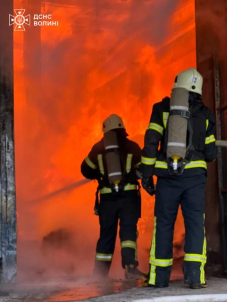 Працюють понад пів сотні рятувальників: у Луцьку ліквідовують наслідки російської атаки. ФОТО