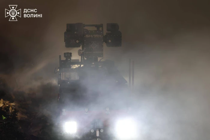 Працюють понад пів сотні рятувальників: у Луцьку ліквідовують наслідки російської атаки. ФОТО