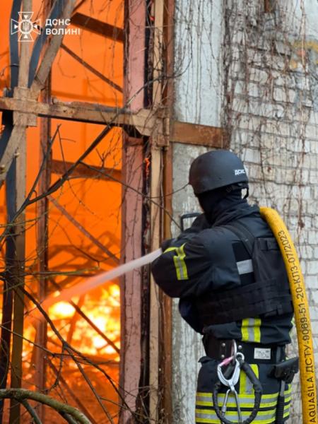 Працюють понад пів сотні рятувальників: у Луцьку ліквідовують наслідки російської атаки. ФОТО