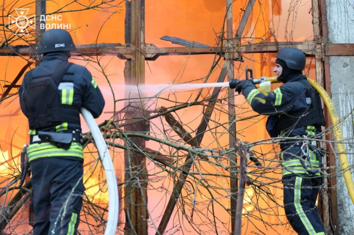 Працюють понад пів сотні рятувальників: у Луцьку ліквідовують наслідки російської атаки. ФОТО