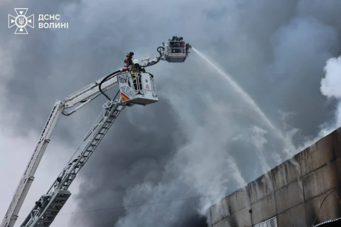 Працюють понад пів сотні рятувальників: у Луцьку ліквідовують наслідки російської атаки. ФОТО