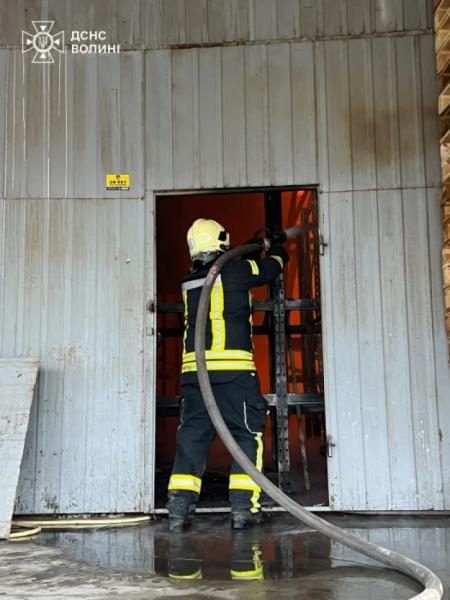 Працюють понад пів сотні рятувальників: у Луцьку ліквідовують наслідки російської атаки. ФОТО