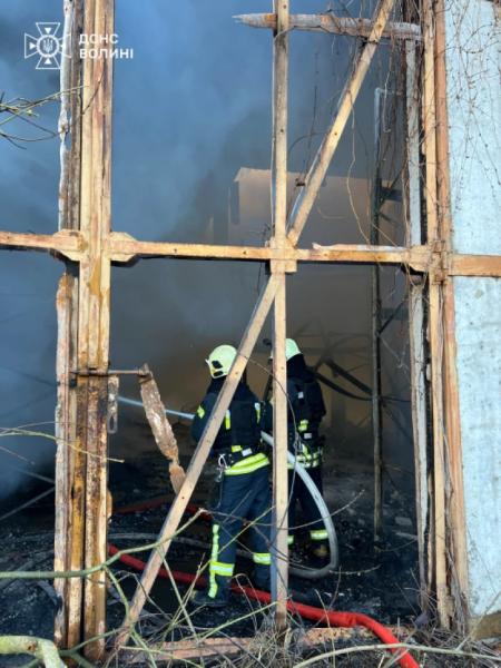 Працюють понад пів сотні рятувальників: у Луцьку ліквідовують наслідки російської атаки. ФОТО