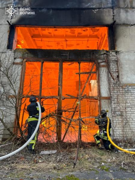 Працюють понад пів сотні рятувальників: у Луцьку ліквідовують наслідки російської атаки. ФОТО